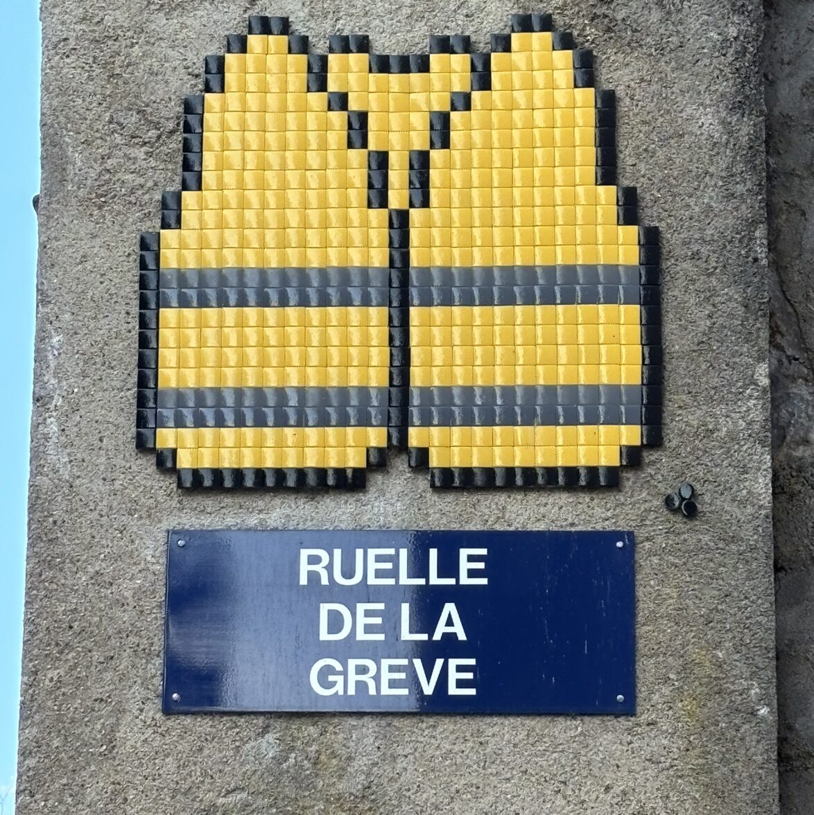 Gilet jaune de la ruelle de la Grève — Street art de Mifamosa à Blois