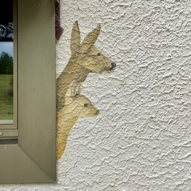 The Waiter with a Tray at Le Chevreuil — Street art by Carolus in La Chaux-de-Fonds