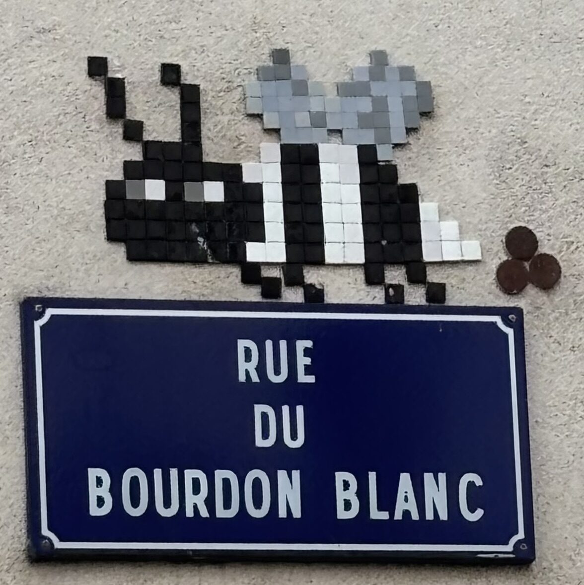 Bourdon de mosaïque, rue du Bourdon Blanc — Street art de Mifamosa à Orléans