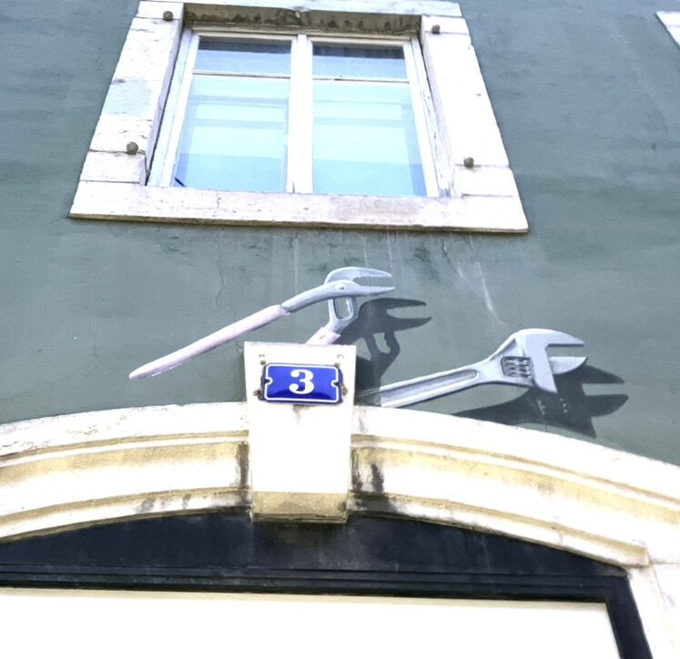 Trompe-l'oeil Pliers and Wrench — Street art by Carolus in La Chaux-de-Fonds