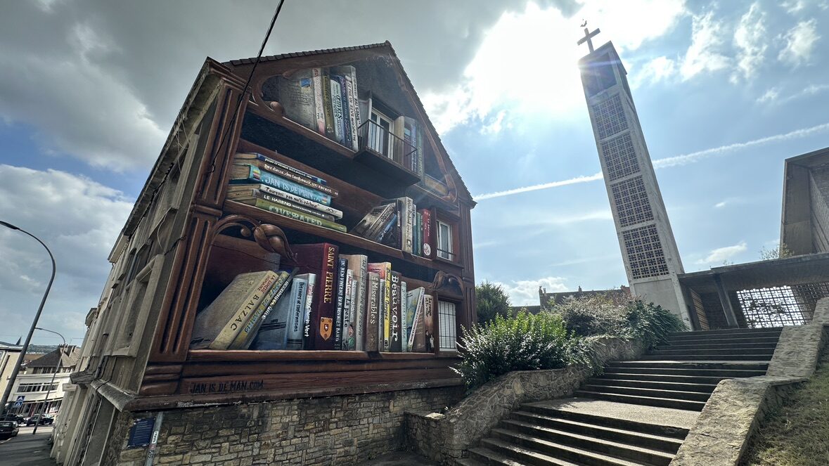 Bibliothèque en trompe-l'œil — Street art de Jan Is De Man à Boulogne-sur-Mer