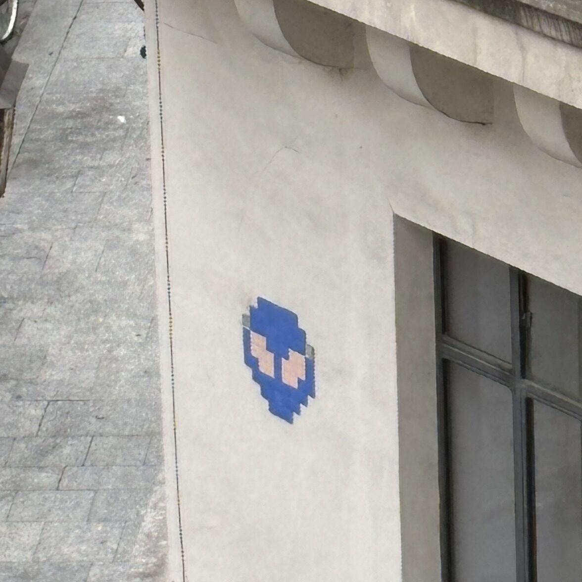 Blue life, Small Pixel Head — Street art by Mr Djoul in Paris