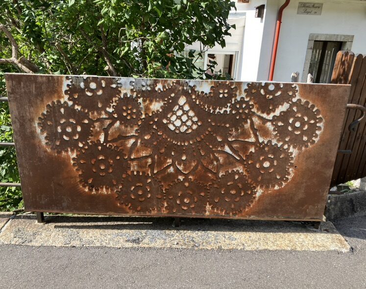 Murs en dentelle : Locle Lace #3 — Street art de NeSpoon à Le Locle