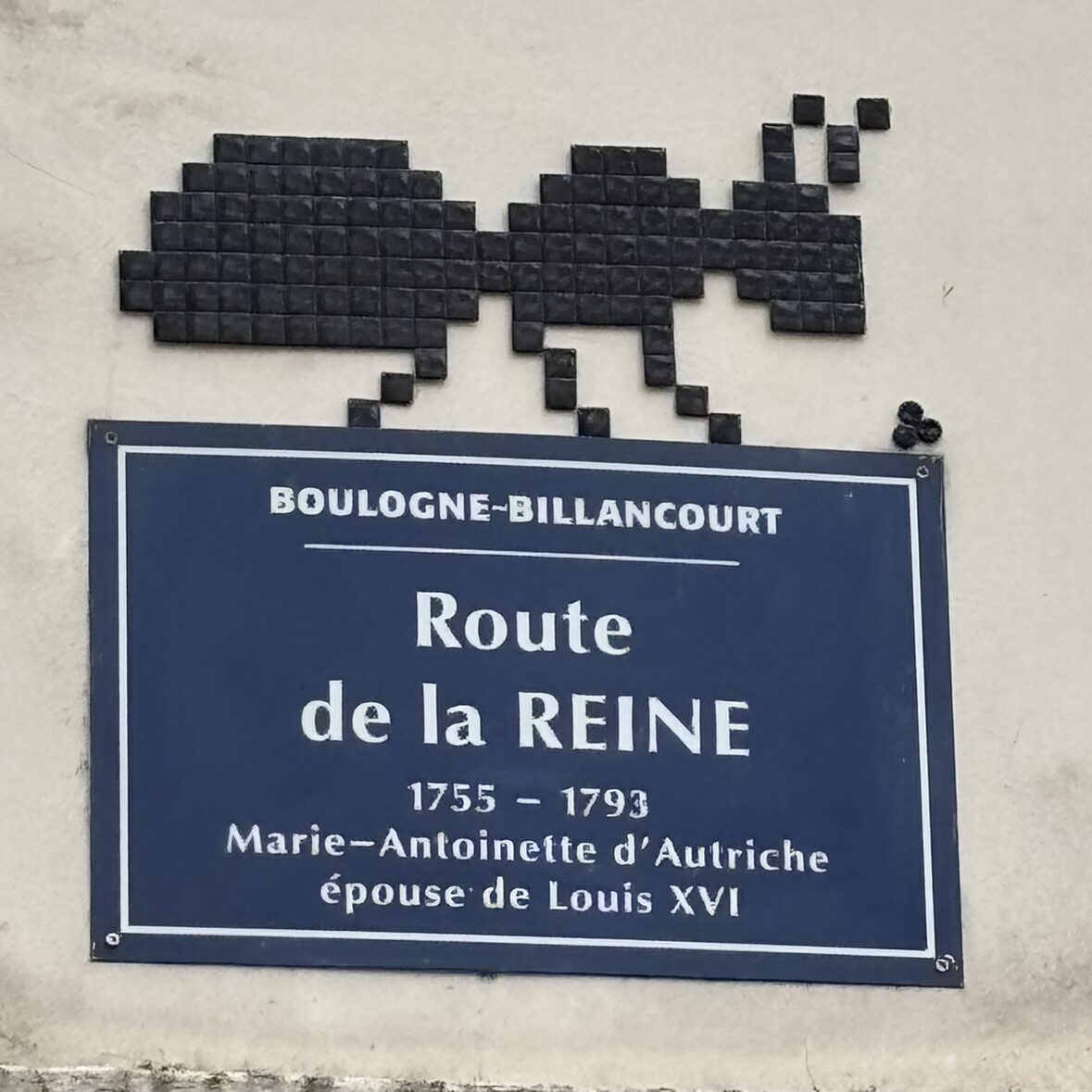 Fourmi noire de la route de la Reine — Street art de Mifamosa à Boulogne-Billancourt