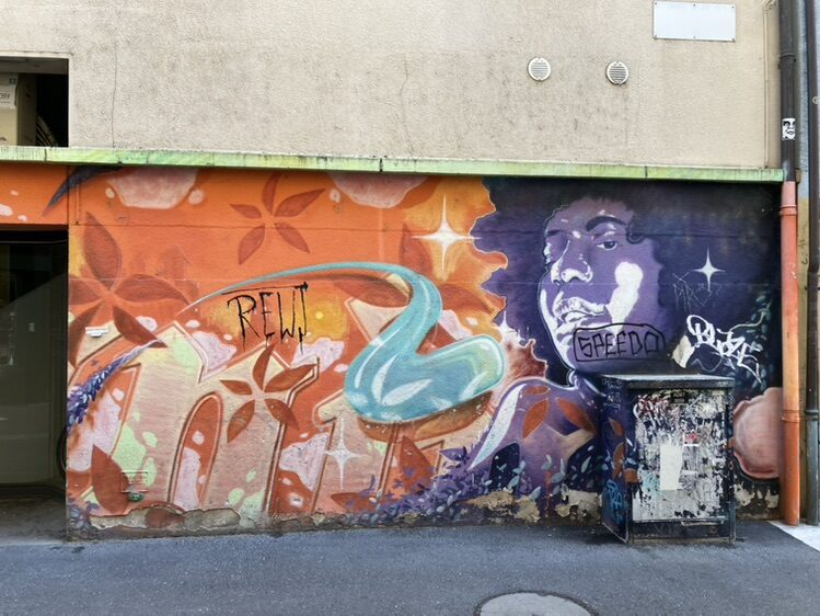 Portrait violet et volutes orange — Street art de Soy à Neuchâtel