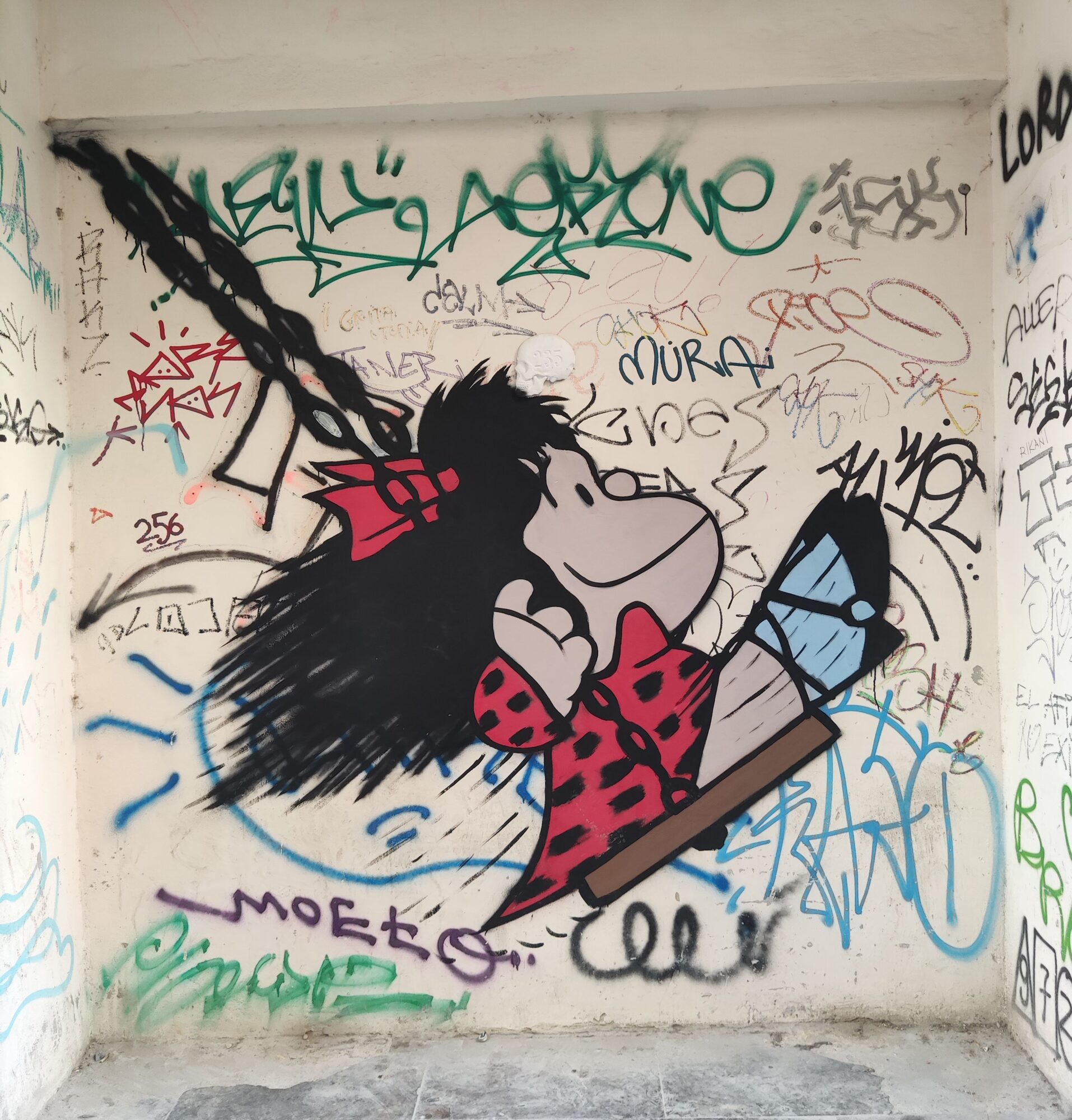 Fillette à la balançoire — Street art à València