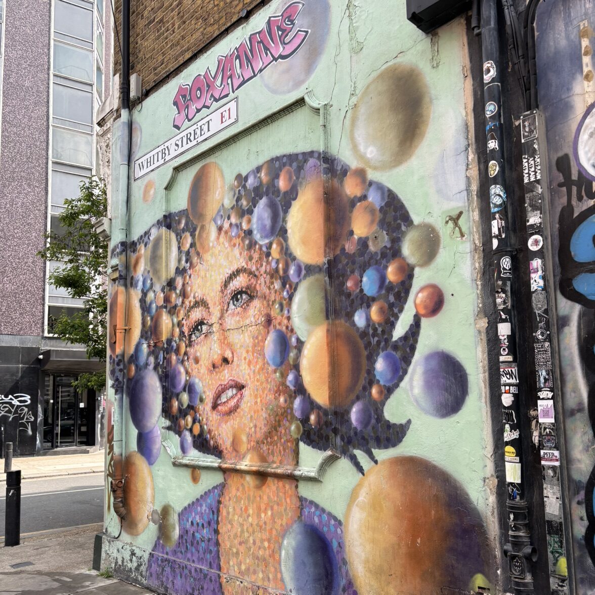 Roxanne, portrait pointilliste — Street art de James Cochran (Jimmy C) à London