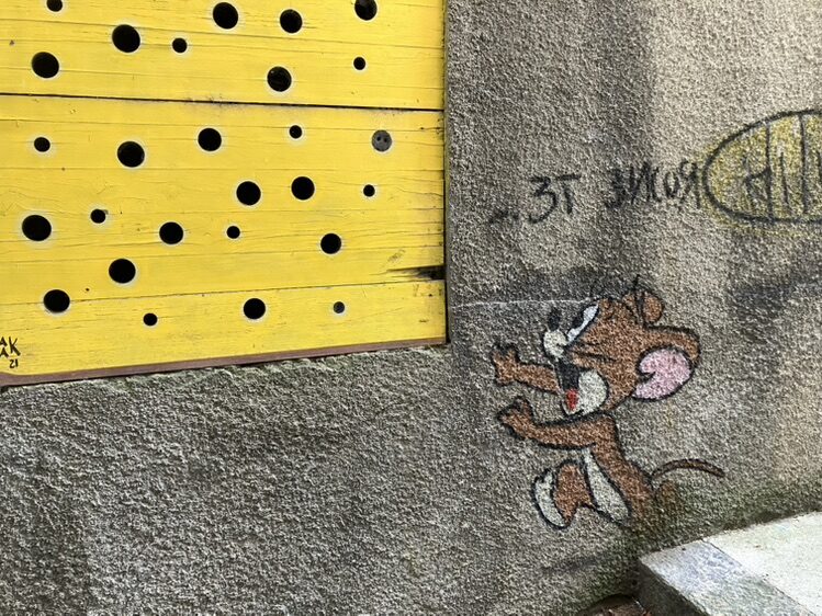 Jerry and his slice of Emmental — Street art by OakOak in Le Locle