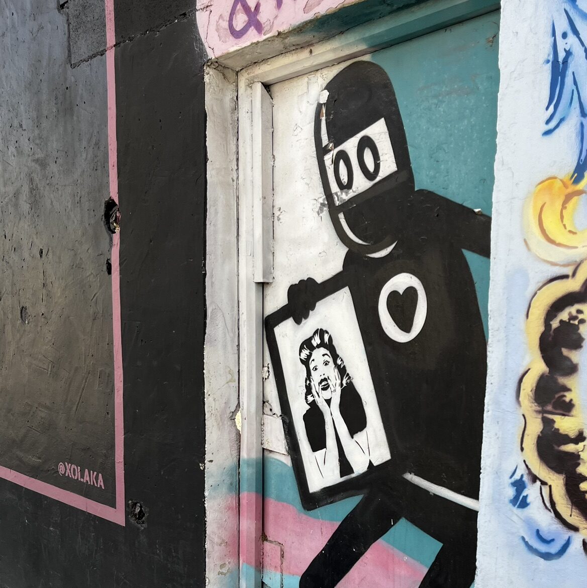 Heart-chested figure and frightened pin-up — Street art by David de Limon in València