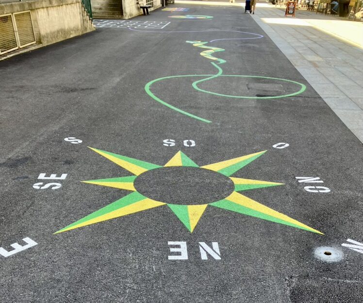 Rose des vents au sol — Street art à La Chaux-de-Fonds