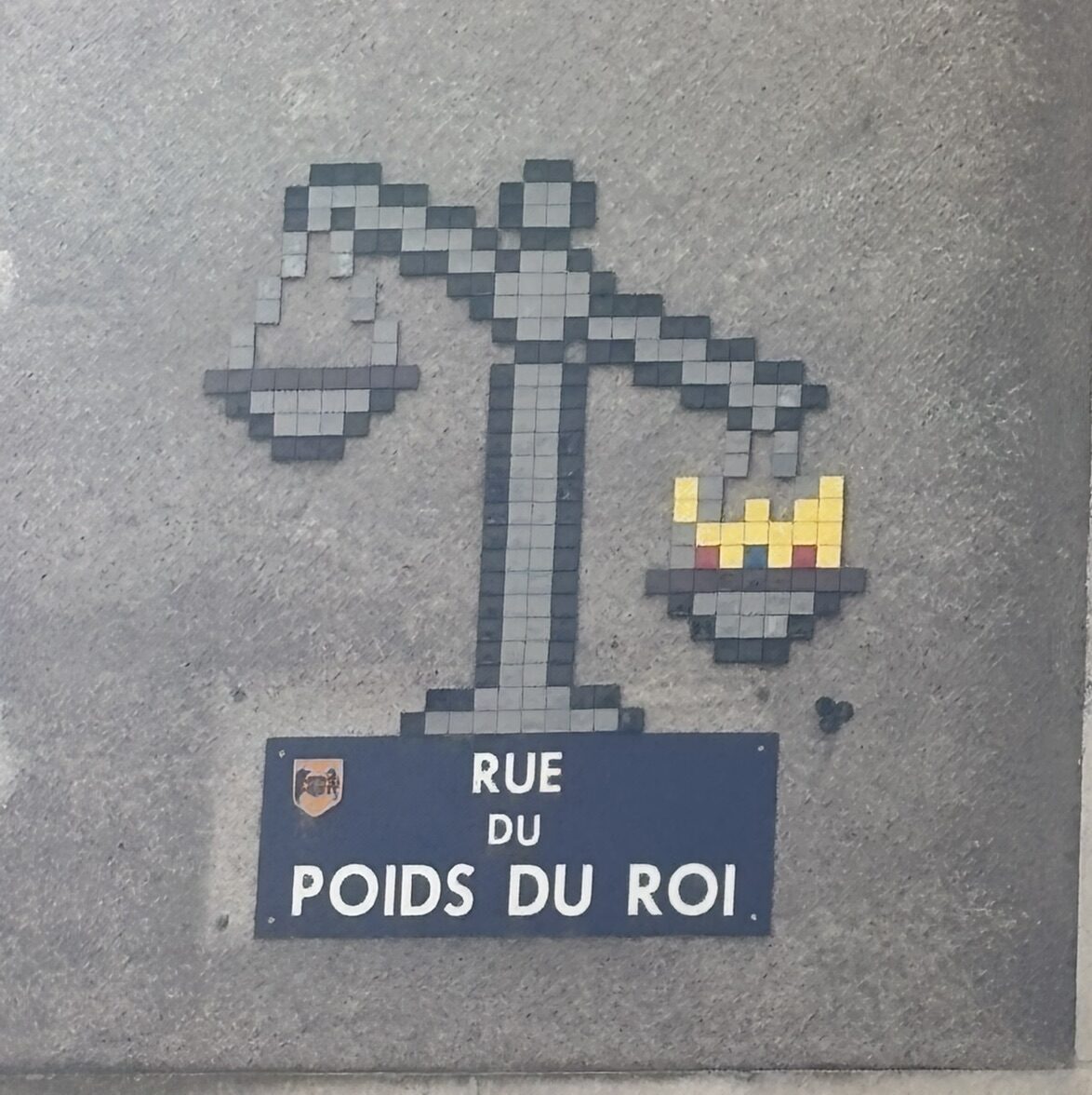 Scales and Crown on Rue du Poids du Roi — Street art by Mifamosa in Blois