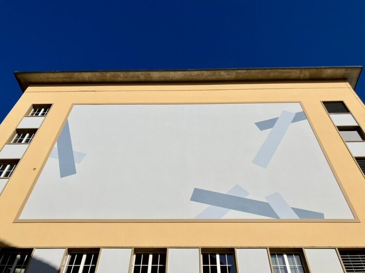 Diagonal strips on white — Street art in La Chaux-de-Fonds