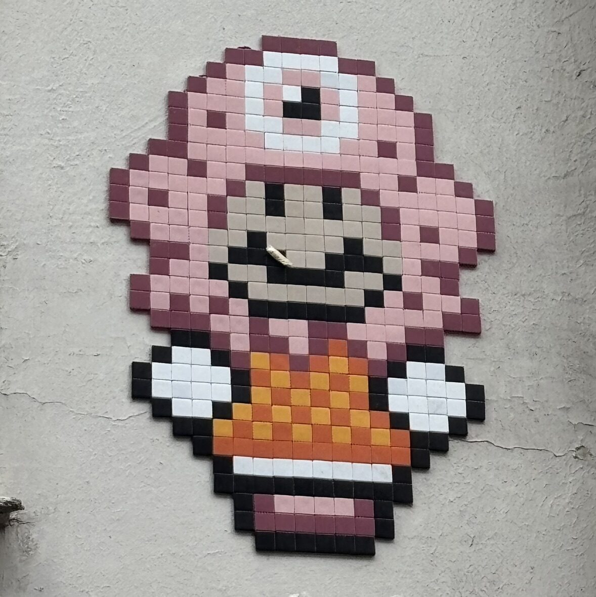 Mario cyclope en mosaïque rose — Street art de IN THE WOUP à Paris