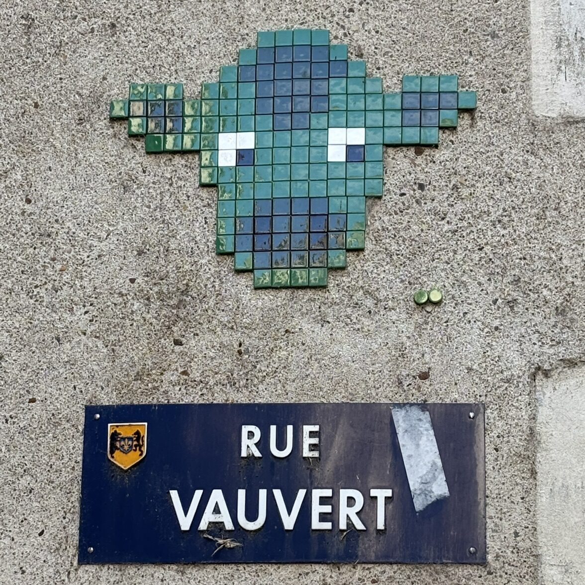 Créature verte de la rue Vauvert — Street art de Mifamosa à Blois