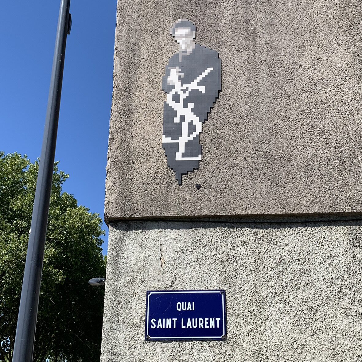 Saint Laurent et son gril — Street art de Mifamosa à Orléans