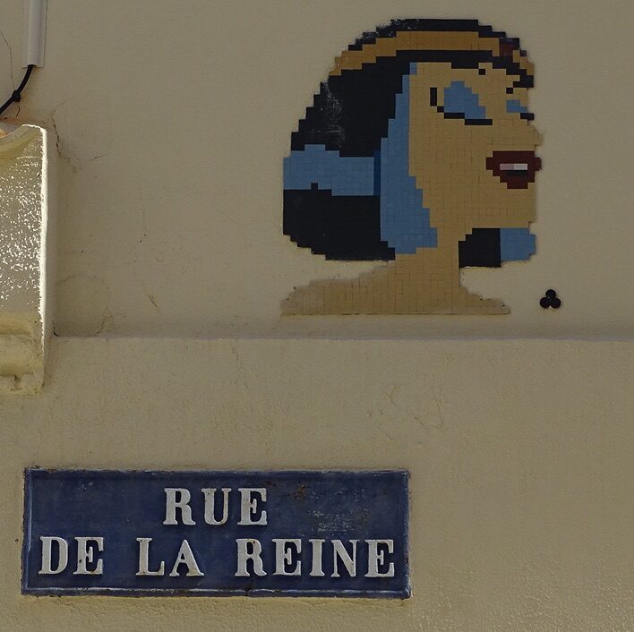 Queen's Profile on Rue de la Reine — Street art by Mifamosa in Agen