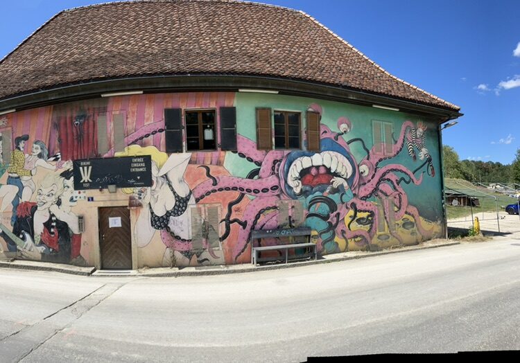 La pieuvre du Bikini Test — Street art à La Chaux-de-Fonds