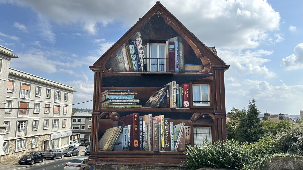 Bibliothèque en trompe-l'œil — Street art de Jan Is De Man à Boulogne-sur-Mer