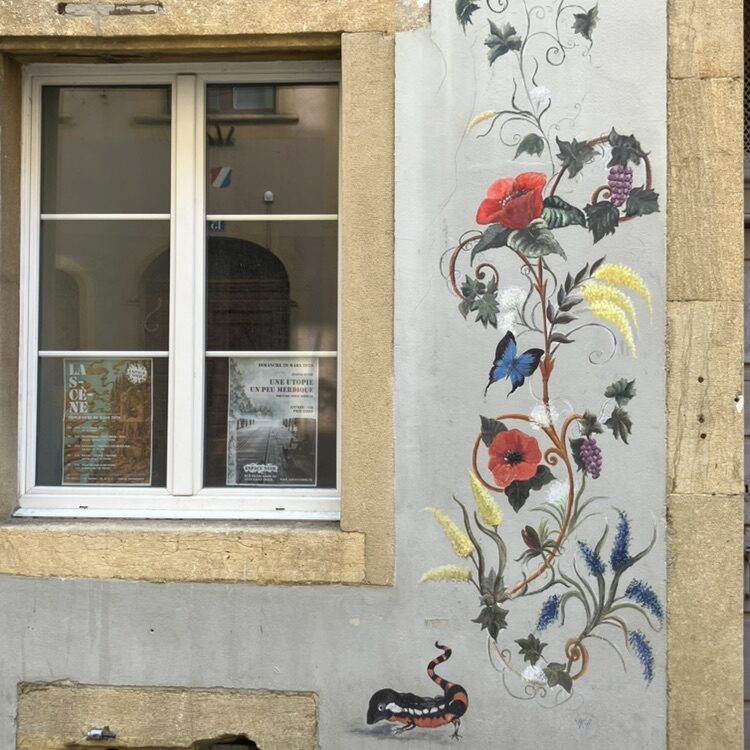 Triton au ventre orange — Street art à Neuchâtel