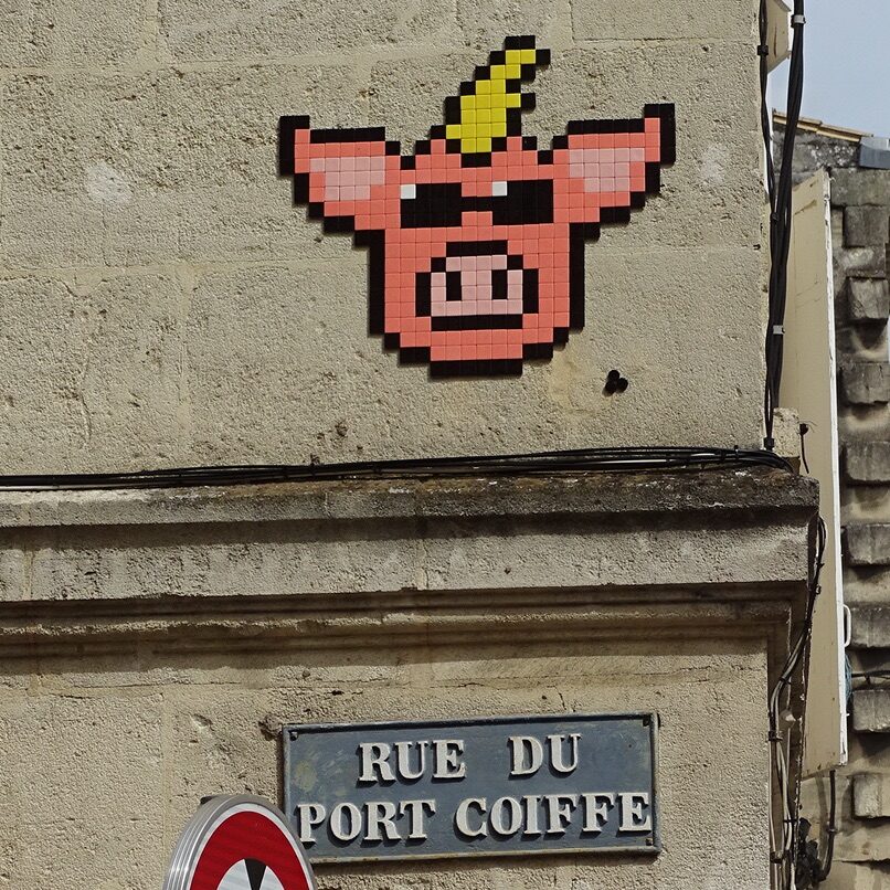 Coiffed Pig on Rue du Port Coiffé — Street art by Mifamosa in Libourne