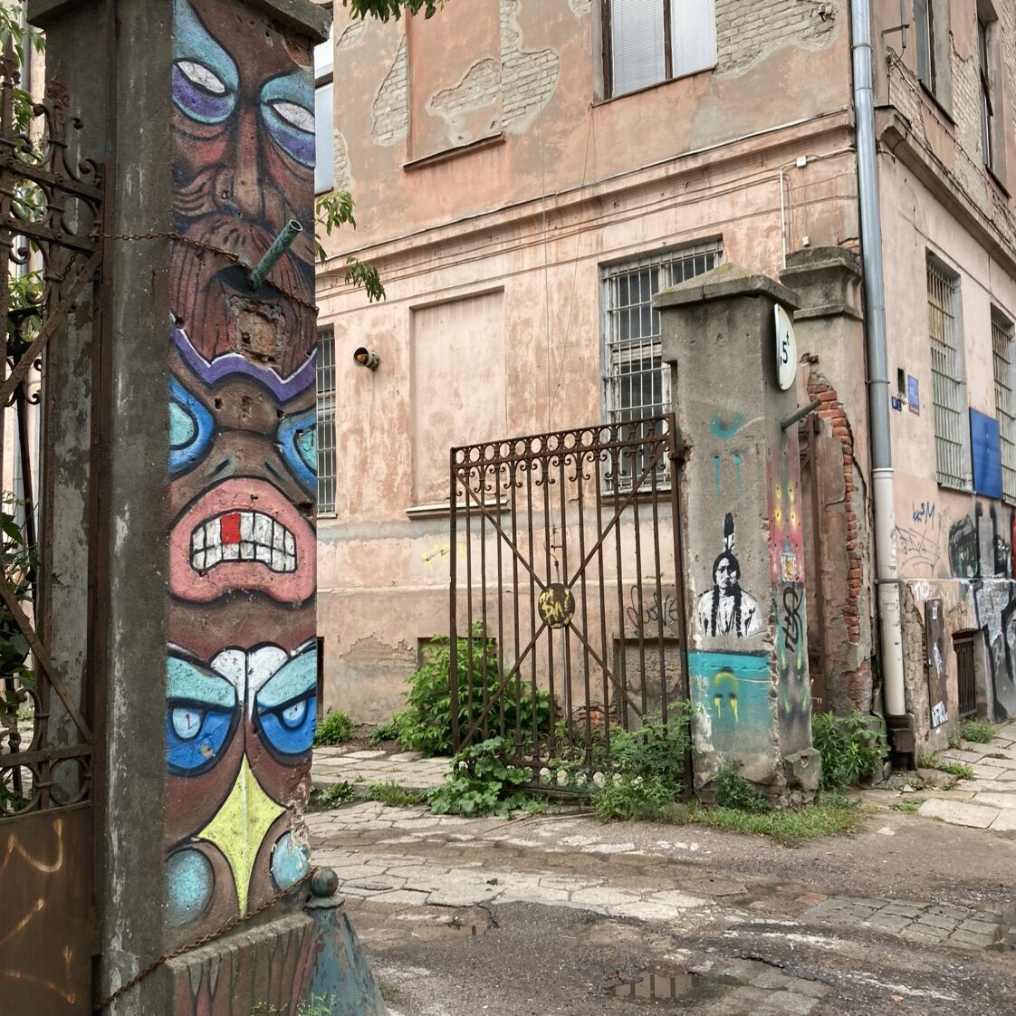 Brama Totem, le pilier aux visages — Street art à Łódź