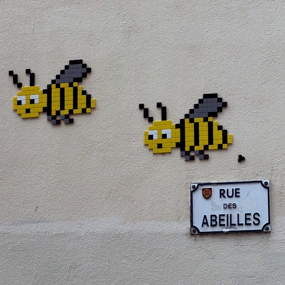 Bees on Rue des Abeilles — Street art by Mifamosa in Toulouse