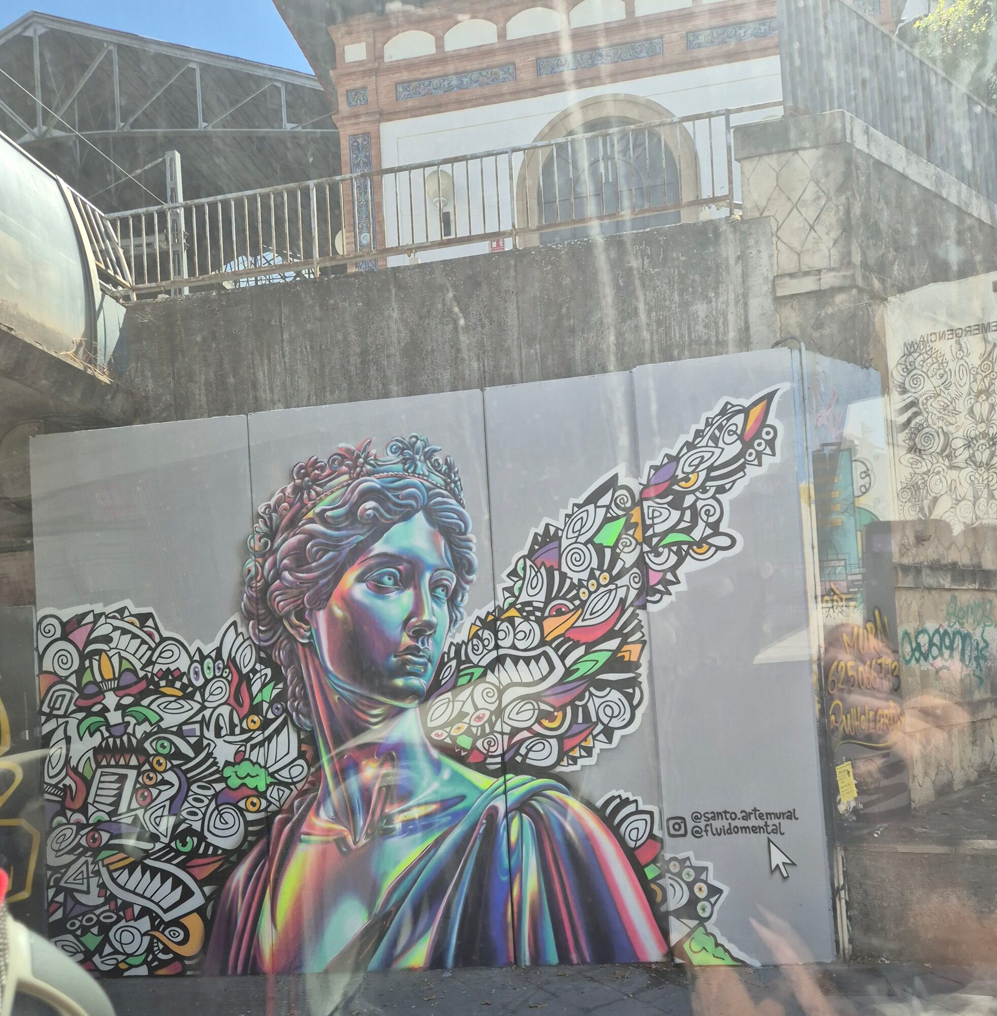 Buste classique et ailes colorées — Street art de Fluidomental, Santo Arte Mural à Jerez de la Frontera