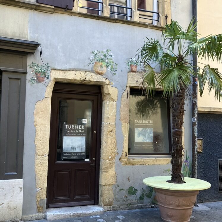 Pots de fleurs peints sur une devanture — Street art à Neuchâtel