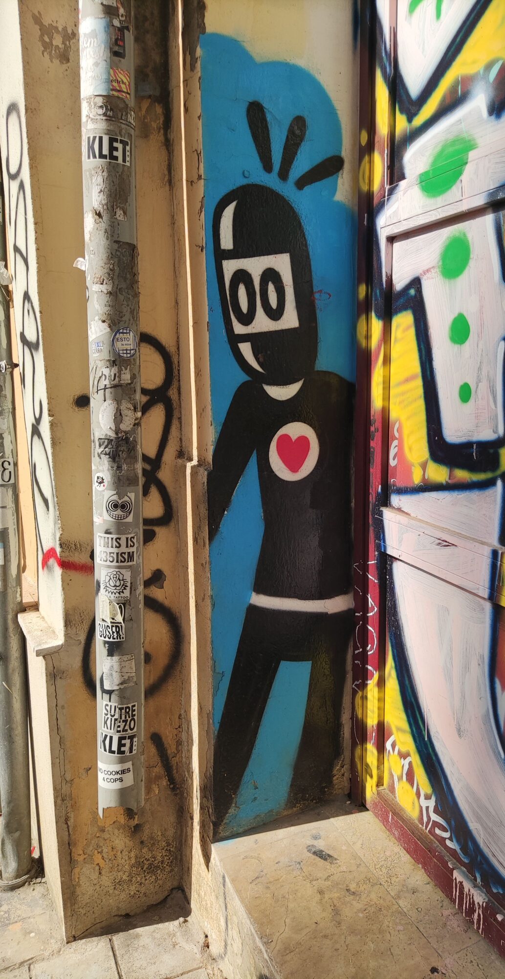 Ninja au cœur rouge — Street art de David de Limon à València