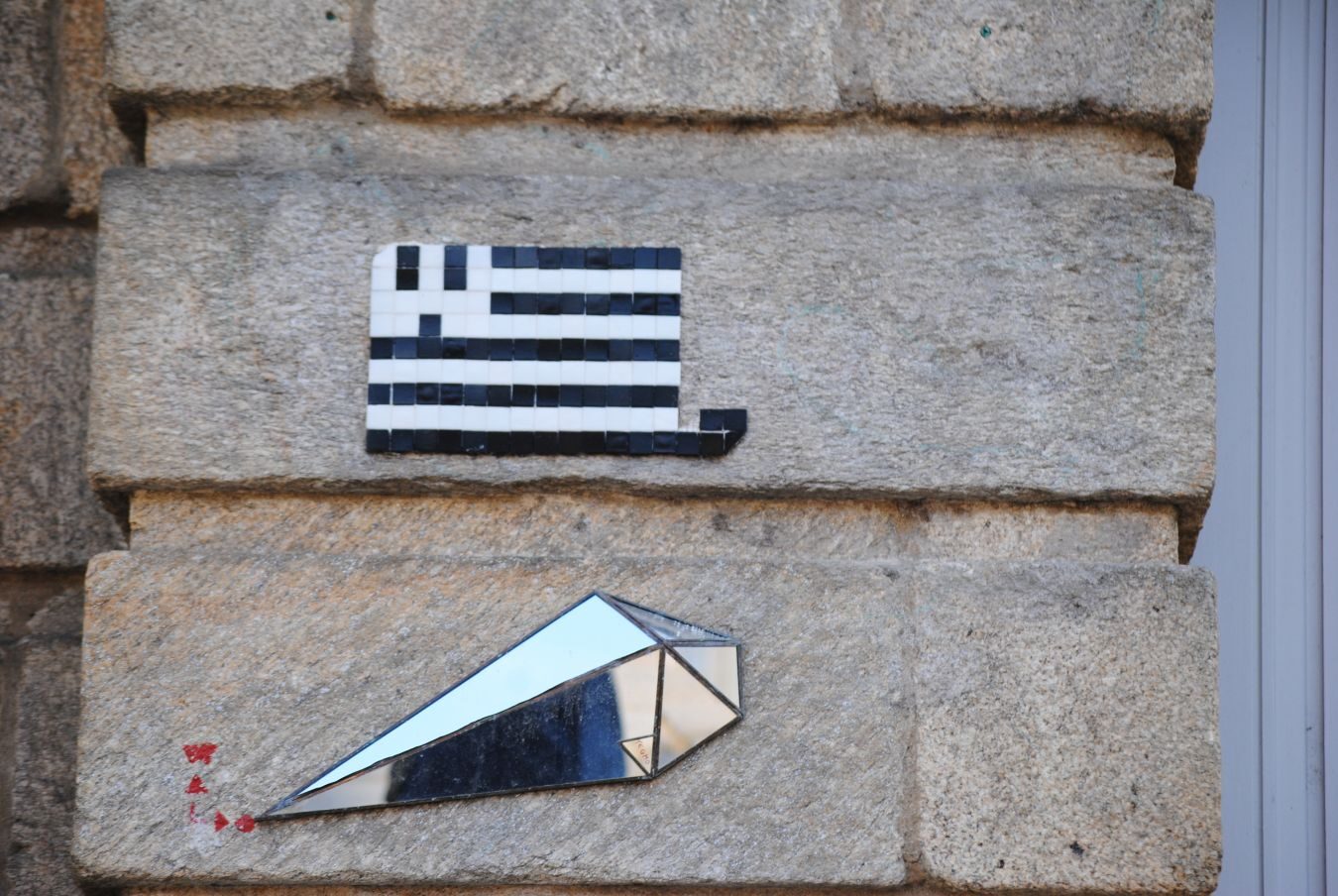 Drapeau breton et triangle miroir — Street art de Waldo à Rennes