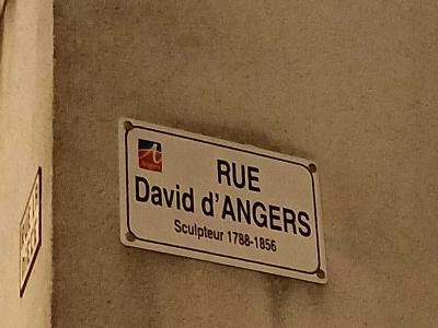 Rosace de céramique sous la plaque — Street art de Oré, Fast Freak à Angers