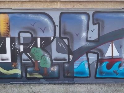 Lettres urbaines et voilier sur vague rouge — Street art à Strasbourg
