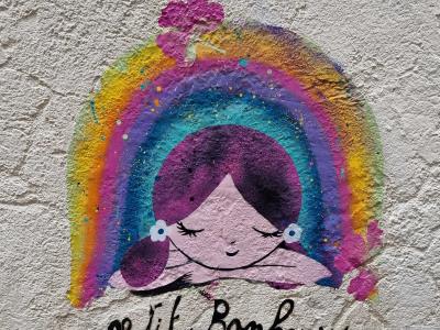 Petits bonheurs — fillette sous l'arc-en-ciel — Street art à Clermont-Ferrand