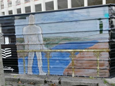 Grey Silhouette Facing the Estuary — Street art in Nantes