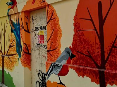 Cardinal rouge et perroquet bleu, fresque automnale — Street art à Prague