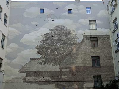 Trompe-l'oeil maison et arbre sur facade — Street art de Rudens Stencil à Rīga