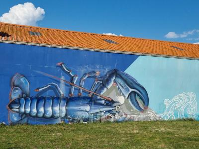 Homard bleu sur fond ocean — Street art à Saint-Hilaire-de-Riez