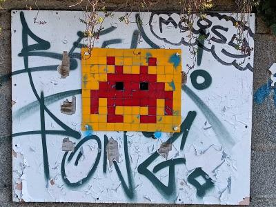 Space Invader sur panneau — Street art à Saint-Jean-de-Boiseau