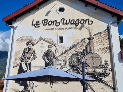 Le Bon Wagon, Duingt's Cycling Café — Street art in Duingt