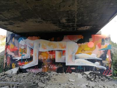 Deux corps couchés sous le pont — Street art à Nantes