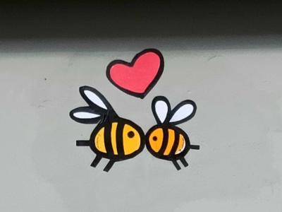 Deux abeilles s'embrassant avec coeur — Street art de Mister Zion à Nantes