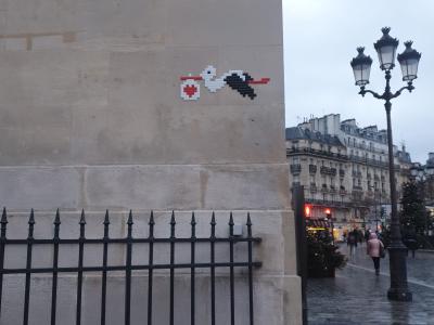 La cigogne et son baluchon — Street art à Paris