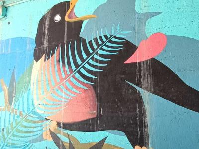 Merle chanteur et fougère turquoise — Street art à Madrid