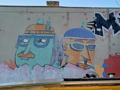 Duo de personnages à lunettes — Street art à Rīga