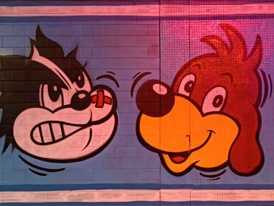Duo de personnages cartoon rétro en confrontation — Street art à Paris