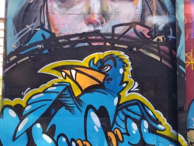Femme voilée et oiseau bleu — Street art de Jef à Rennes