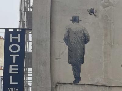 Silhouette mystérieuse en mosaïque — Street art à Paris