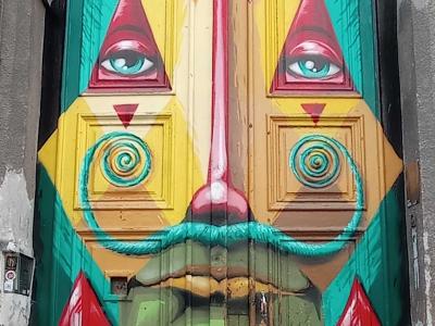 Porte Peinte au Visage Coloré — Street art à Budapest