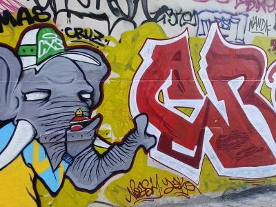 Éléphant et graffiti expressif — Street art à Nantes