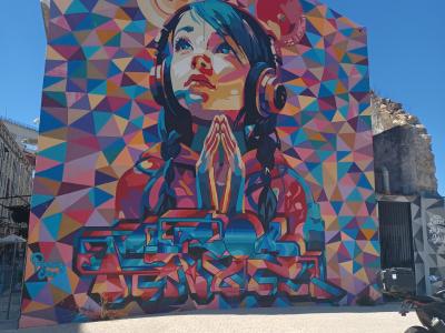 Jeune fille au casque par Pariz One à Lisbonne — Street art de Pariz One à Lisbon